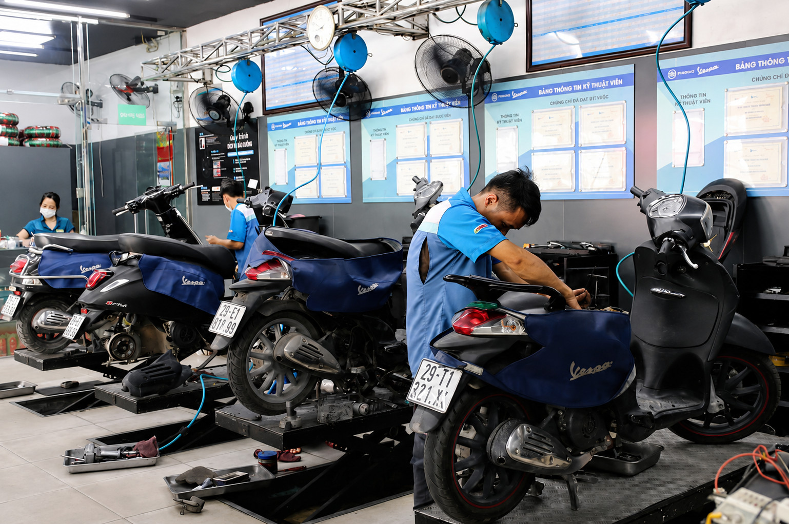 Kỹ thuật viên topcom đang kiểm tra và sửa chữa xe Vespa